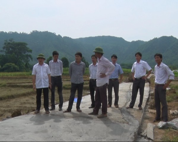 Đồng chí Vi Hữu Cầu, Bí thư huyện ủy kiểm tra tiến độ thực hiện chương trình xây dựng nông thôn mới tại xã Trung Thành